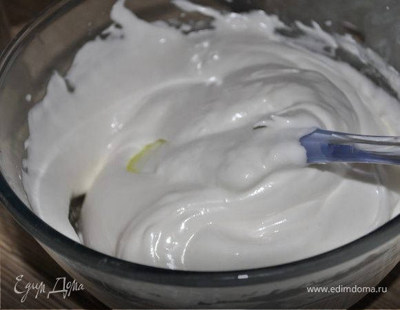 Добавьте понемногу сахарную пудру и аккуратно перемешайте лопаткой, чтобы масса не осела.
