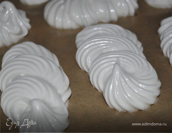 Наполните массой кондитерский мешок и выдавливайте небольшими порциями на противень застеленный пергаментной бумагой. Не делайте изделия высокими.