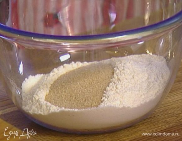 Муку перемешать с сахаром, разрыхлителем, мускатным орехом, имбирем, корицей и солью.