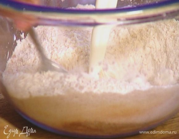 Влить молоко, все вымешать.