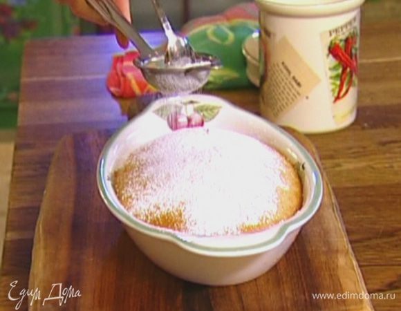 Готовый пирог присыпать сахарной пудрой.