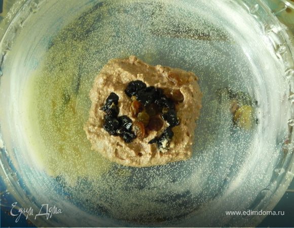 Выкладываем сначала тёмную массу,посыпаем сухофруктами.