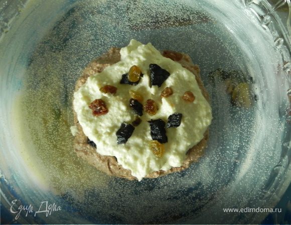 Далее кладем светлую массу,опять сухофрукты.И так чередуем пока не закончится.Масса у меня получилась не очень жидкая и чтоб все ровно распределилось по форме, я ее немного потрясла.