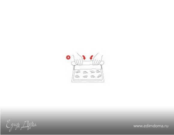 Мороженое подержать некоторое время при комнатной температуре.
При помощи кулинарной лопатки выложить мороженое на бисквит,
Равномерно распределить слоем толщиной 5 мм.
Свернуть плотный рулет при помощи кулинарной бумаги, закрутить концы.
