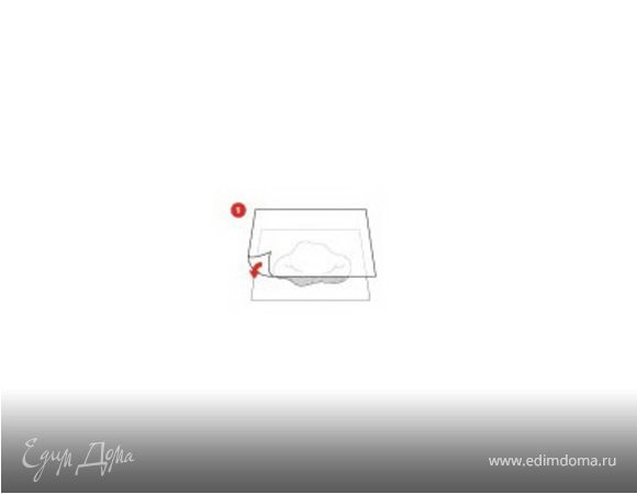 Раскатайте слоеное тесто между двумя листами кулинарной бумаги SAGA до толщины примерно 3 мм. Поднимите нижний лист с тестом и поместите его на противень.