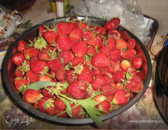 Клубнику вымыть, высушить, оторвать хвостики.