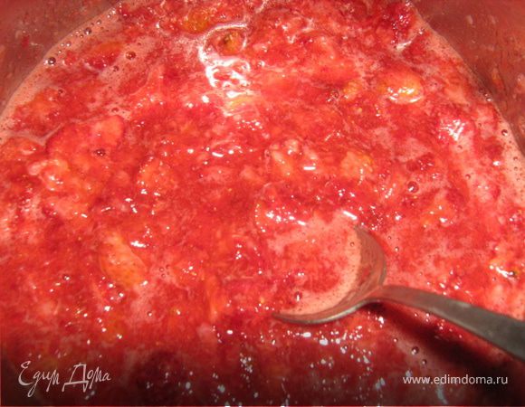 Размять с сахаром. Я не использую блендер в этом случае, так как люблю, чтобы оставались кусочки клубники.