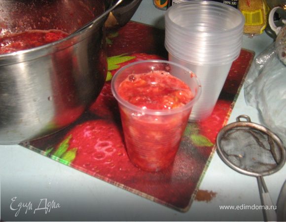 Разложить клубнику по одноразовых стаканчиках, которые можно использовать при низких температурах.
Поставить в морозильную камеру.