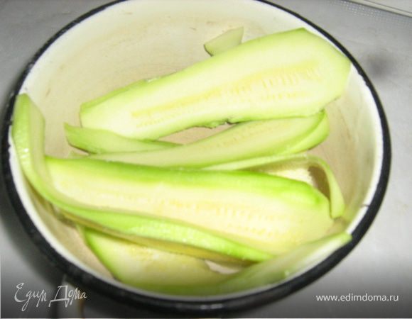 Кабачки очистить,нарезать пластинами, посолить и оставить на 20 минут.