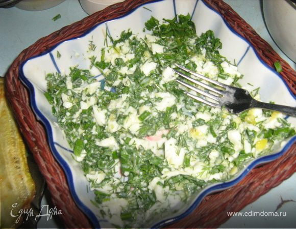 Зелень и яйцо мелко порубить, добавить специи, йогурт, перемешать.