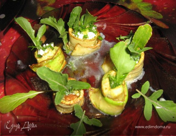 Кабачки обжарить на растительном масле с обеих сторон до золотистого цвета, убрать салфеткой лишнее масло.
Начинку выложить на кабачок, положить 1-2 листика руколы, свернуть рулетиком.
Приятного аппетита.