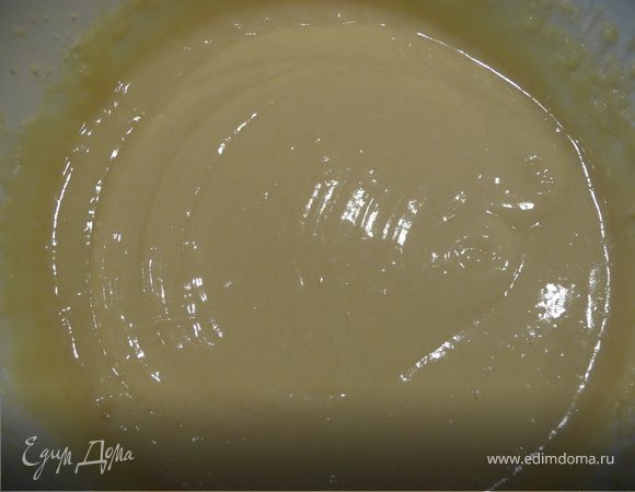 яйца растереть с сахаром до растворения сахара, добавить сразу всю сметану, взбить, добавить гашеную соду, затем всю муку, хорошо перемешать миксером до состояния сметаны.