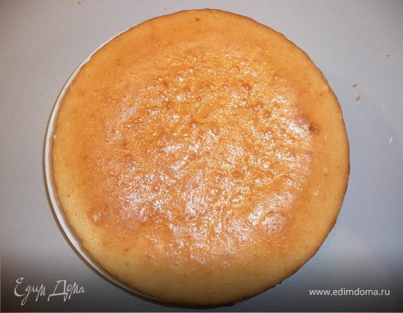 Разъемную форму обернуть фольгой, чтобы тесто не вытекало, смазать маслом, вылить 1/3 получившегося теста и выпекать при 180 градусах около 30 минут до ровного золотистого цвета. В процессе выпечки будет пузыриться, неравномерно подниматься - это нормально, в результате вы все равно получите идеальный корж!