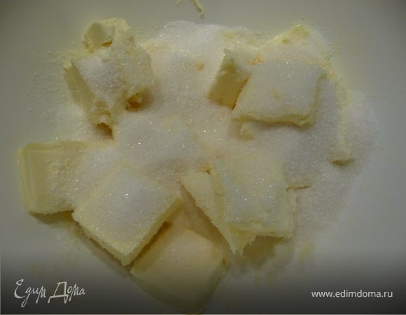 Готовим крем: масло взбиваем с половиной сахара. 