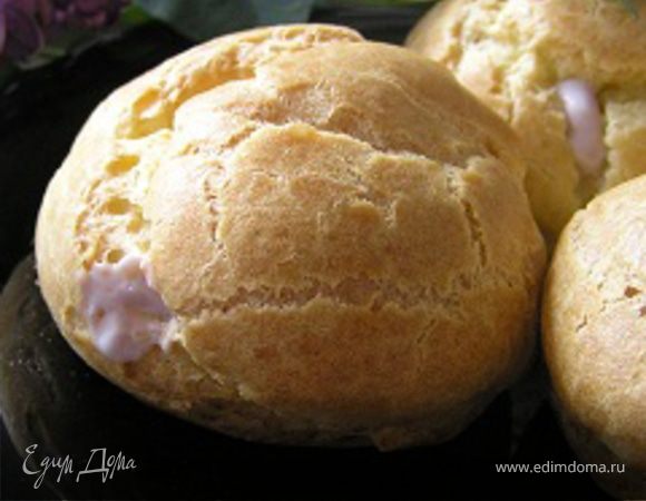 В основании пирожных сделать по небольшому отверстию и наполнить кремом с помощью кондитерского шприца.