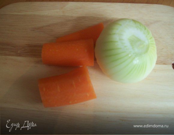 Ставим кострюлю с водой на газ и даем ей закипеть, затем кипятим воду еще 10 минут, солим и кипятим еще 5 мину. Это делается для того что бы кислород вышел из воды и все витамины из овощей, которые мы будем варить достались нам. Подожите в кастрюлю целиковую луковку и морковку нарезанную крупными кусками.