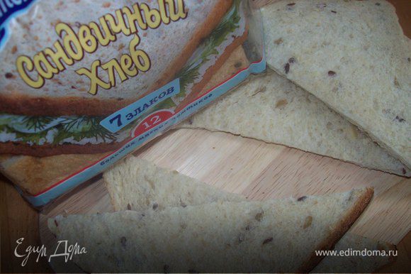 Пока варится картофель займемся тостами. возьмете 2 куска хлеба для сендвичей и разрежте по диагонали.
