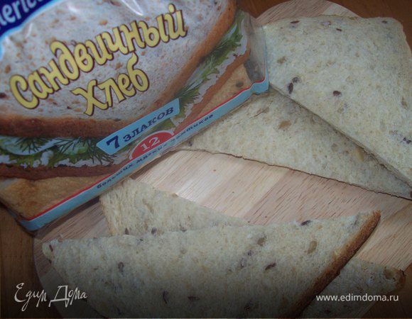 Пока варится картофель займемся тостами. возьмете 2 куска хлеба для сендвичей и разрежте по диагонали.