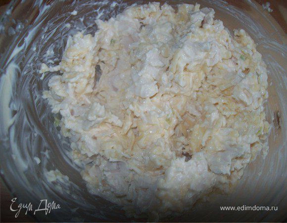 Затем приготовьте вот такую смесь и намежте ей хлеб : мелко нарезать курицу, натереть сыр, выдавить 2-3 зубчика чеснока, посолить добавить 2 ст. л. майонеза и все хорошенько перемешать. Тосты поставить в духовку разогретую до 180 градусов на 10-15 минут.