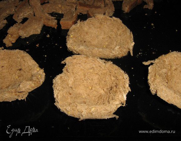 Выпекать до хрустящего состояния,где-то 8-10 минут в разогретой до 200С духовке
Вытащить из духовки,дать остыть.