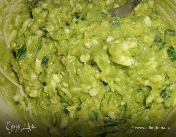 Авокадо очистить,удалить косточку,обильно сбрызнуть лимонным соком,яйца очистить,натереть авокадо и яйца на тёрке или размять вилкой(я люблю что бы кусочки чувствовались)или же из мельчить с помощью блендера.Добавить к яично-авокадной массе мелко нарезанный зелёный лук,а так же соевый соус,оливковое масло,бальзамик,приправить чёрным перцем,хорошо перемешать,посолить по вкусу.