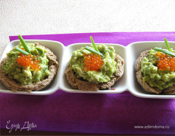 В хлебные тарталетки выложить авокадную-яичную начинку ,украсить красной икрой и пёрышком лука или веточкой зелени.Приятного аппетита!