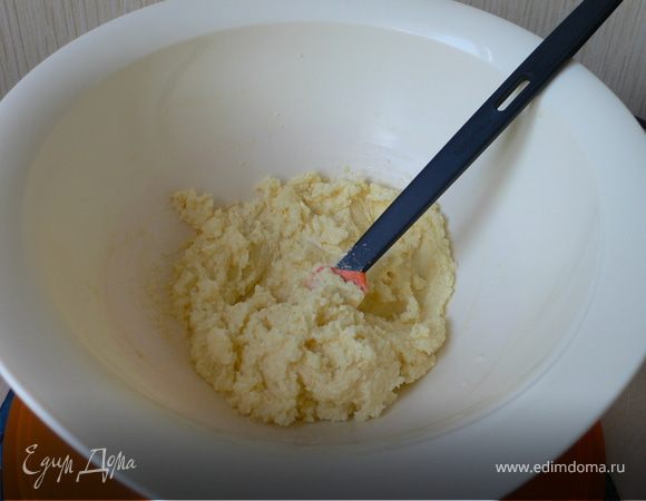 Растереть масло с сахаром