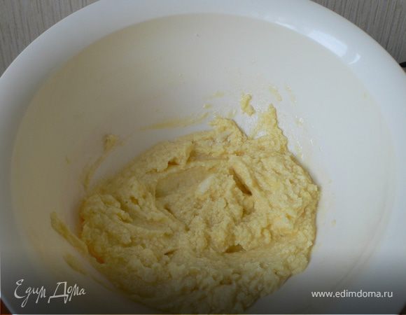 Добавить по одному желтки и растереть