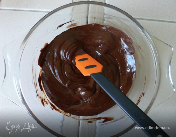 Растопить шоколад(на водяной бане или в микроволновке)