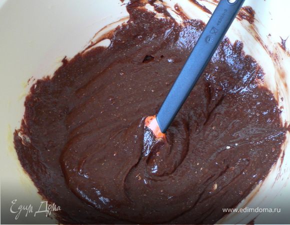 Влить в массу растопленный шоколад и хорошо перемешать.