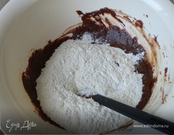 Добавить муку и опять перемешать