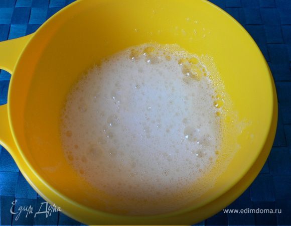 Взбить белки в белую пену