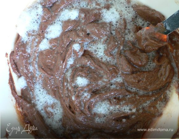 Вмешать 1/2 белковой пены в тесто,затем добавить оставшуюся часть.