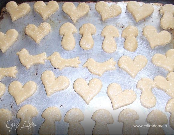 Печенки сформируйте при помощи формочек или просто скатайте кружочки руками и выкладывайте их на противень, смазанный маслом, или выстеленный пекарской бумагой. Слегка прижмите каждый шарик. Выпекайте при 200 градусах 10 минут.