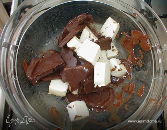 Шоколад растопить с маслом на водяной бане. Как советует Юлия Высоцкая в своих программах: Дно чаши с шоколадом и маслом не должна дотрагиваться до воды. 