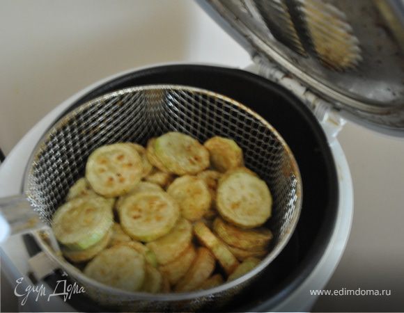 охладить кабачки, 2-3 зубчика чеснока раздавить, смешать со сметаной