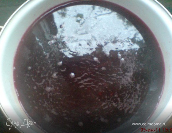 залить свёклу горячей водой,в которую добавлены соль и уксус или сок лимона;довести до кипения