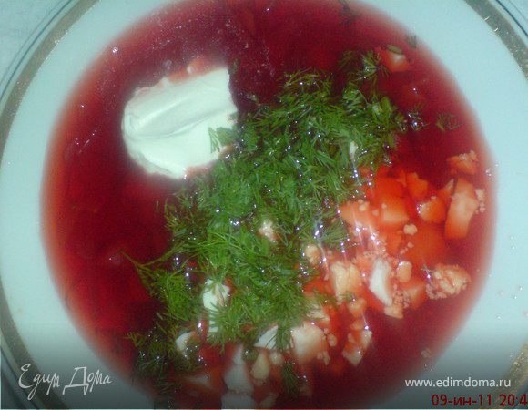 разлить по тарелкам борщ,добавить сахар,рубленные крутые яйца,сметану,укроп:по желанию, можно добавить свежие огурцы и зелёный лук вместо укропа.