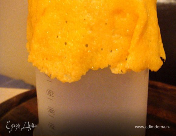 Переносим на форму. Прижимаем плотно края и оставляем до полного остывания. В качестве формы я использовала мерный стакан. вы можете взять любую- пиалка, форма для кексов...