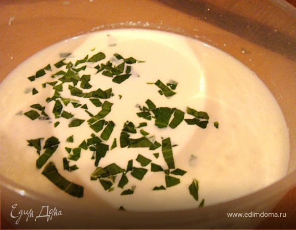 тем временем, пока сыр наш остывает и твердеет, приготовим заправку-сосу Бешамель с ароматными травками. Для этого мелко режем майоран и добавляем его в сливки. Чеснок пропускаем через пресс-один зубчик, или очень мелко режем. Добавляем в сливки. Муку перемешиваем с оливковым маслом до однородного состояния. Сливки ставим на огонь и как только начнут закипать вводим туда нашу смесь из муки и масла. постоянно помешивая "густим" на огне соус. Мешать обязательно постоянно дабы не было комочков. Как загустел-снимаем с огня