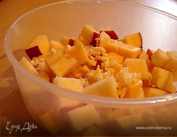 Теперь-сам салат: режем оставшийся сыр и яблоко кубиками. Чеснок- 1 дольку пропускаем через пресс или меленько режем. Добавляем к яблоку и сыру. Заправляем салат соусом и солим. Все тщательно перемешать