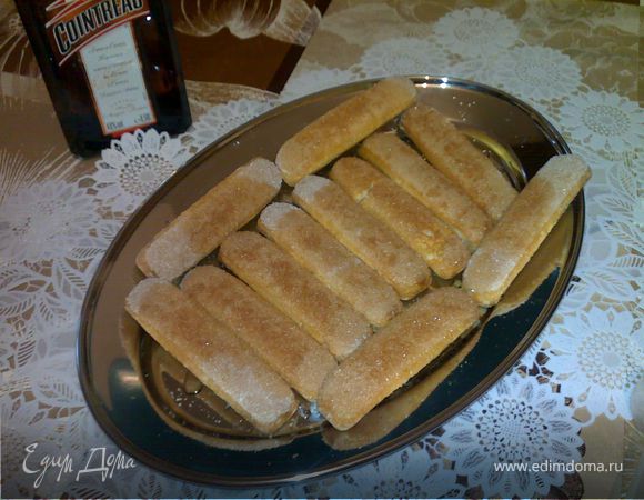 дно формы (у меня круглая) выложить бумагой.
Печенье смочить ликером. 