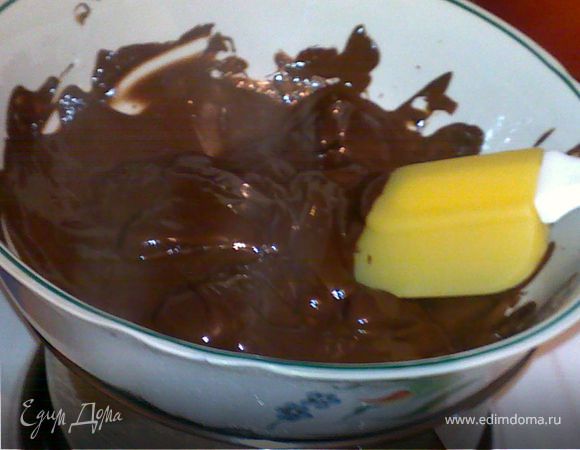 наломать шоколад и растопить его на водяной бане (попробовала в микроволновке, а он у меня сгорел).