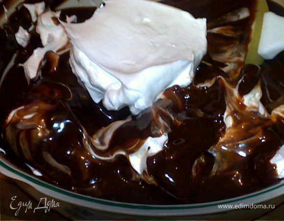 взбивать белки до образования густой и пышной пены, затем постепенно добавить сахар и взбивать до загустения и гладкости.
Осторожно выложить белки в шоколад в два приема и перемешать снизу вверх.