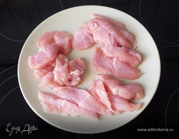Филе индейки промыть, высушить бумажным полотенцем и нарезать небольшими полосками.