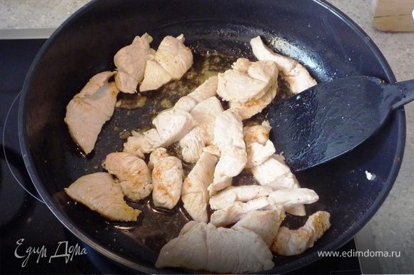 Обжарить филе в 3ст.л. масла в течение 5 минут. Посолить, поперчить, приправить паприкой. Выложить из сковороды.