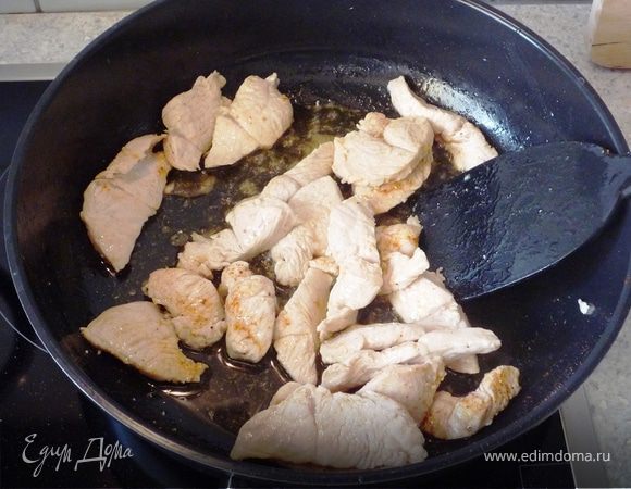 Обжарить филе в 3ст.л. масла в течение 5 минут. Посолить, поперчить, приправить паприкой. Выложить из сковороды.