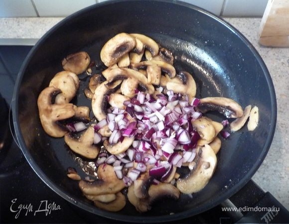 В осташемся жире от жарки плюс 2 ст.л. раст. масла потомить шампиньоны в течение 5 мин при постоянном помешивании. Добавить лук и 1 минуту прожарить все без крышки. Посолить, поперчить, приправить паприкой.