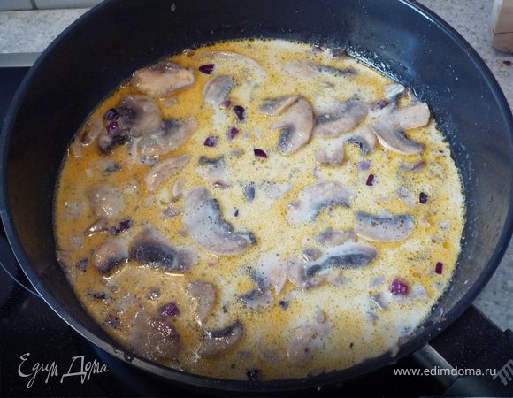 Добавить муку, бульон и молоко, дать закипеть. Без крышки проварить на медленном огне 5 минут. 