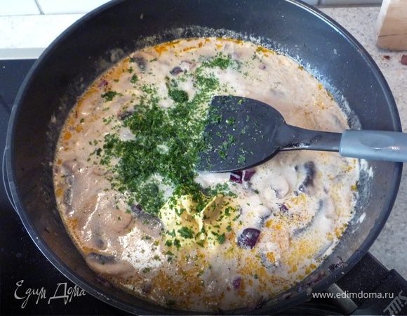 Соус приправить горчицей и петрушкой. 